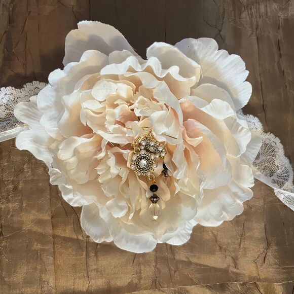 Elegant & Timeless Vintage Style Handmade Romantic Gold Victorian Earrings - Picture 7 of 10